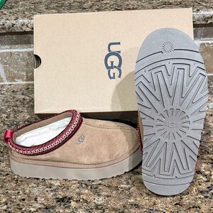 Practically new! Ugg Tazz II platform slippers in women’s size 8